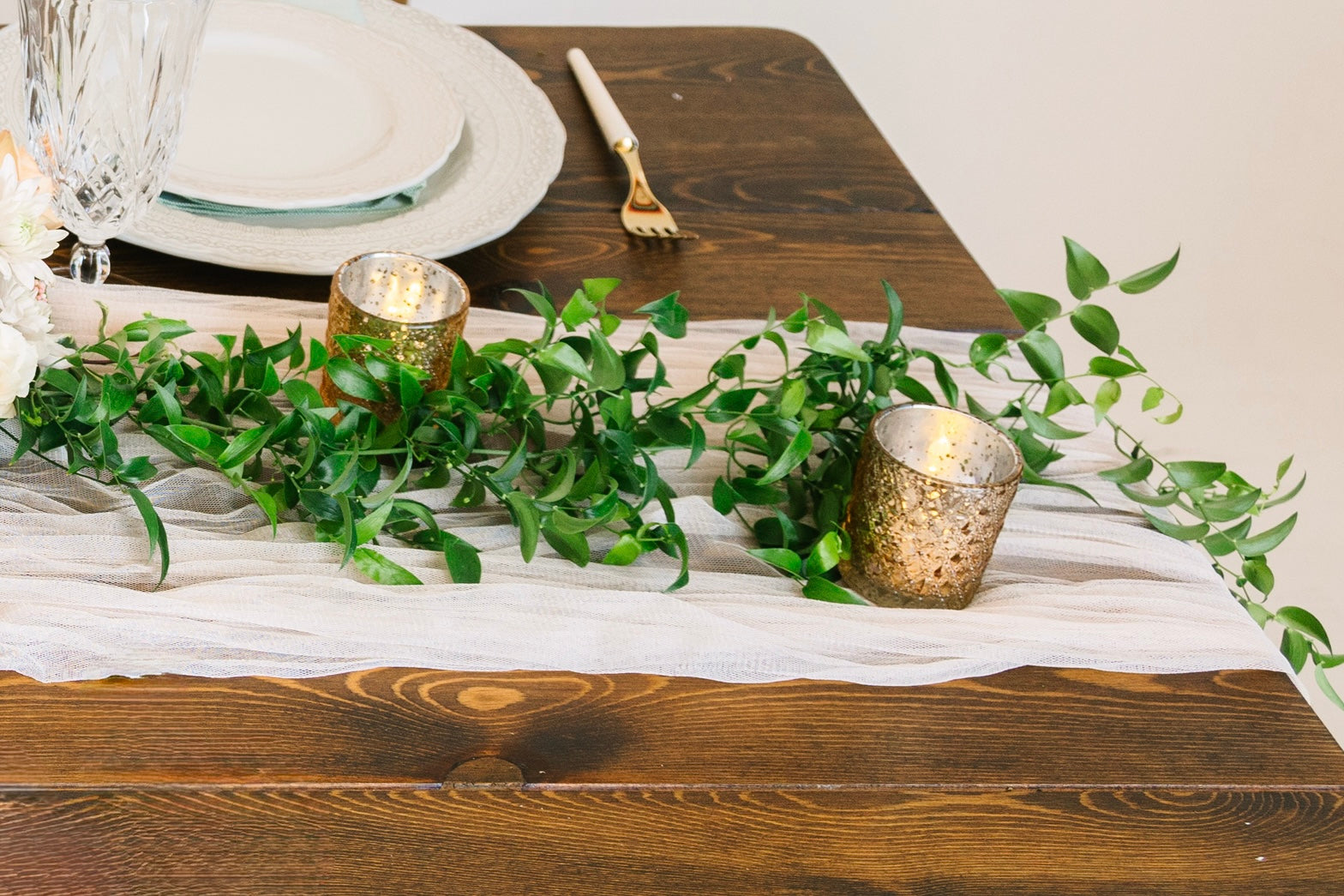 Whimsical table greenery with Ecuadorian smilax